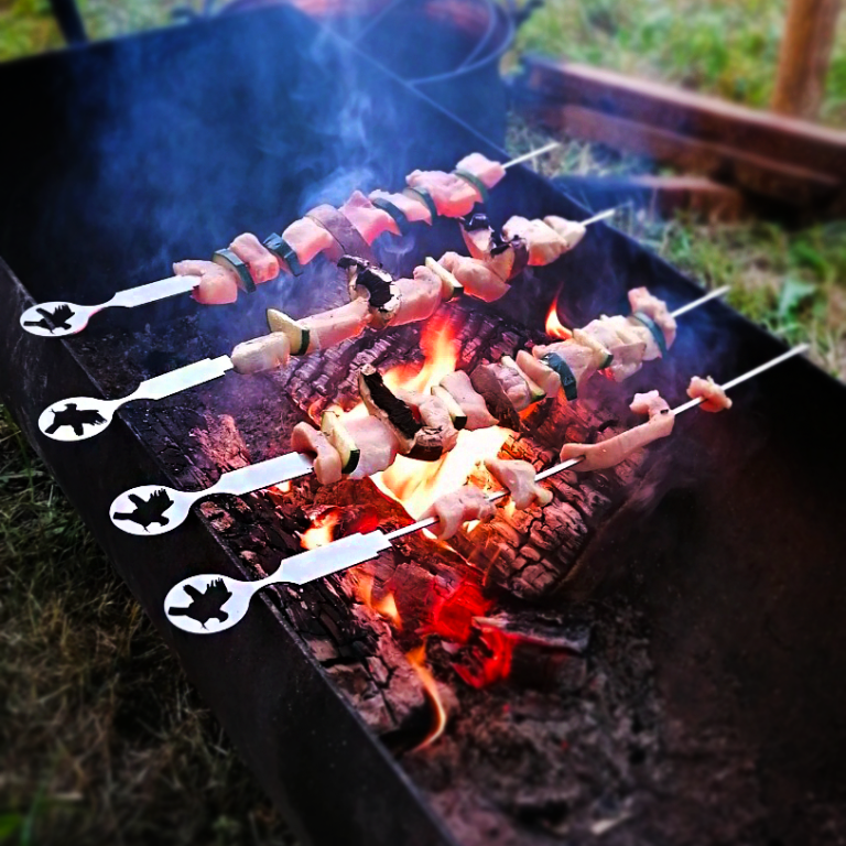 Personalisierte Grillspieße Personalisierte Grillspieße mit Sturmfalken Logo